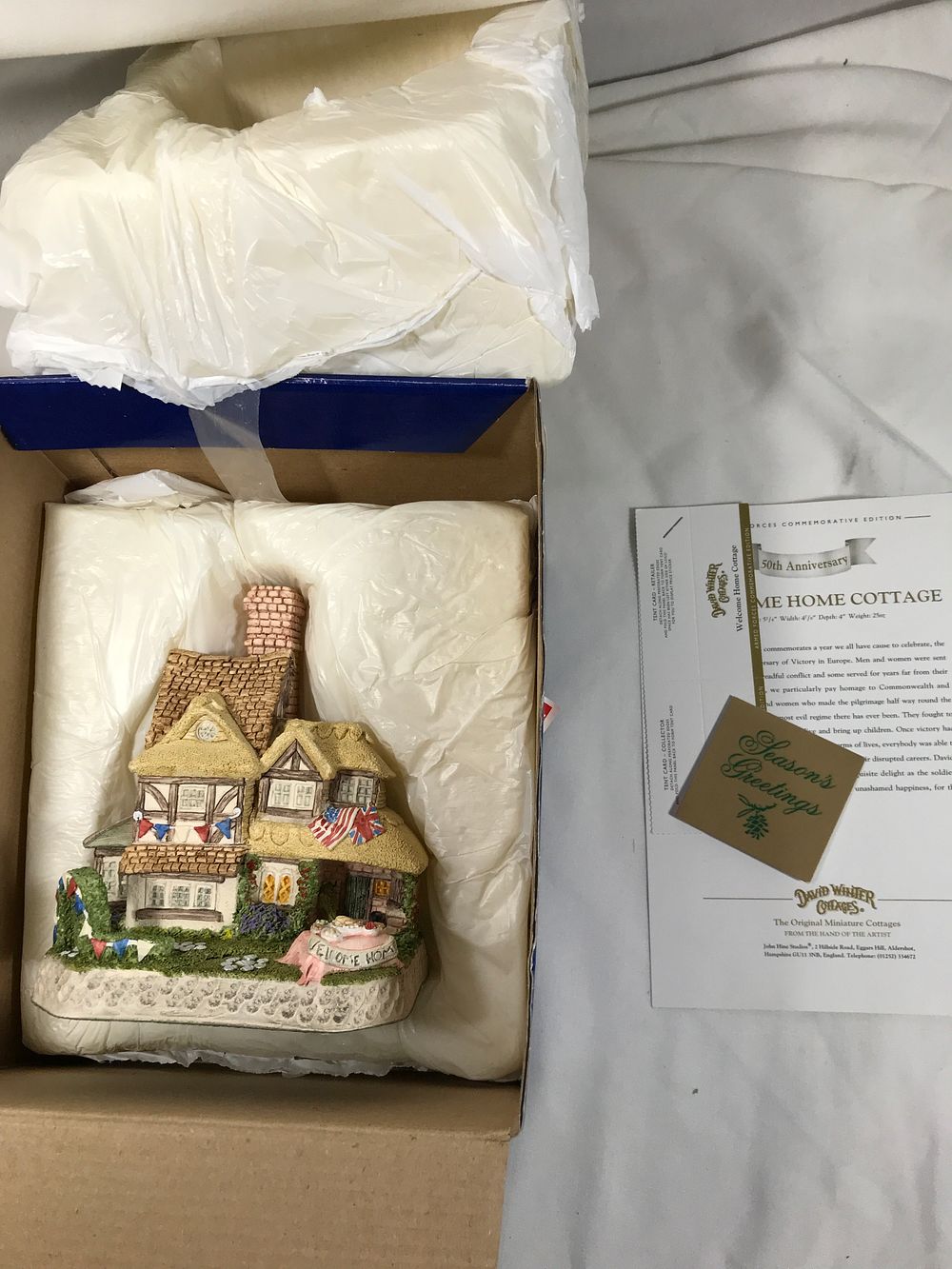 Lot 36: David Winter Cottages Welcome Home Cottage