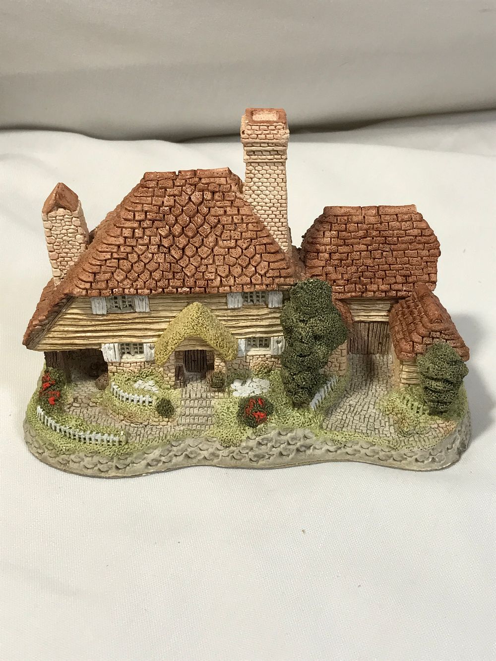 Lot 376: David Winter Kent Cottage in org box