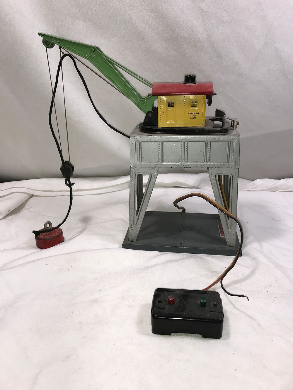Lot 238: American Flyer Operating Electromagnetic Crane