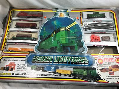 Green Lightning HO Scale Train Set. In original box, Missing one Train car, includes everything 
