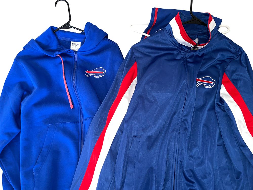 Lot 261g: Buffalo Bills, Three-Piece Nike and Starter Apparel Collection Size M