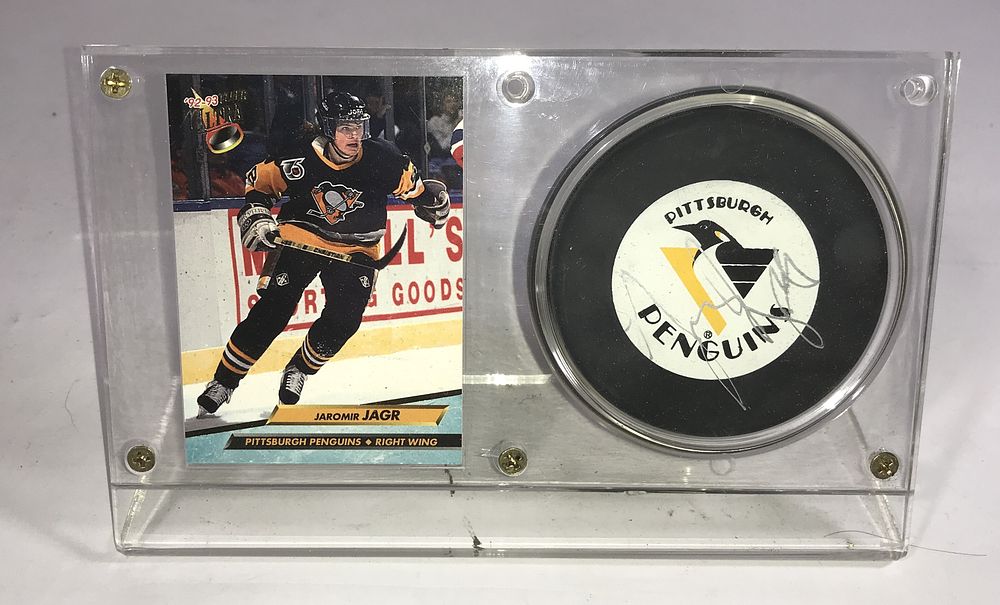 Lot 241a: Hockey puck signed by Jaromir Jagr in Plastic Case