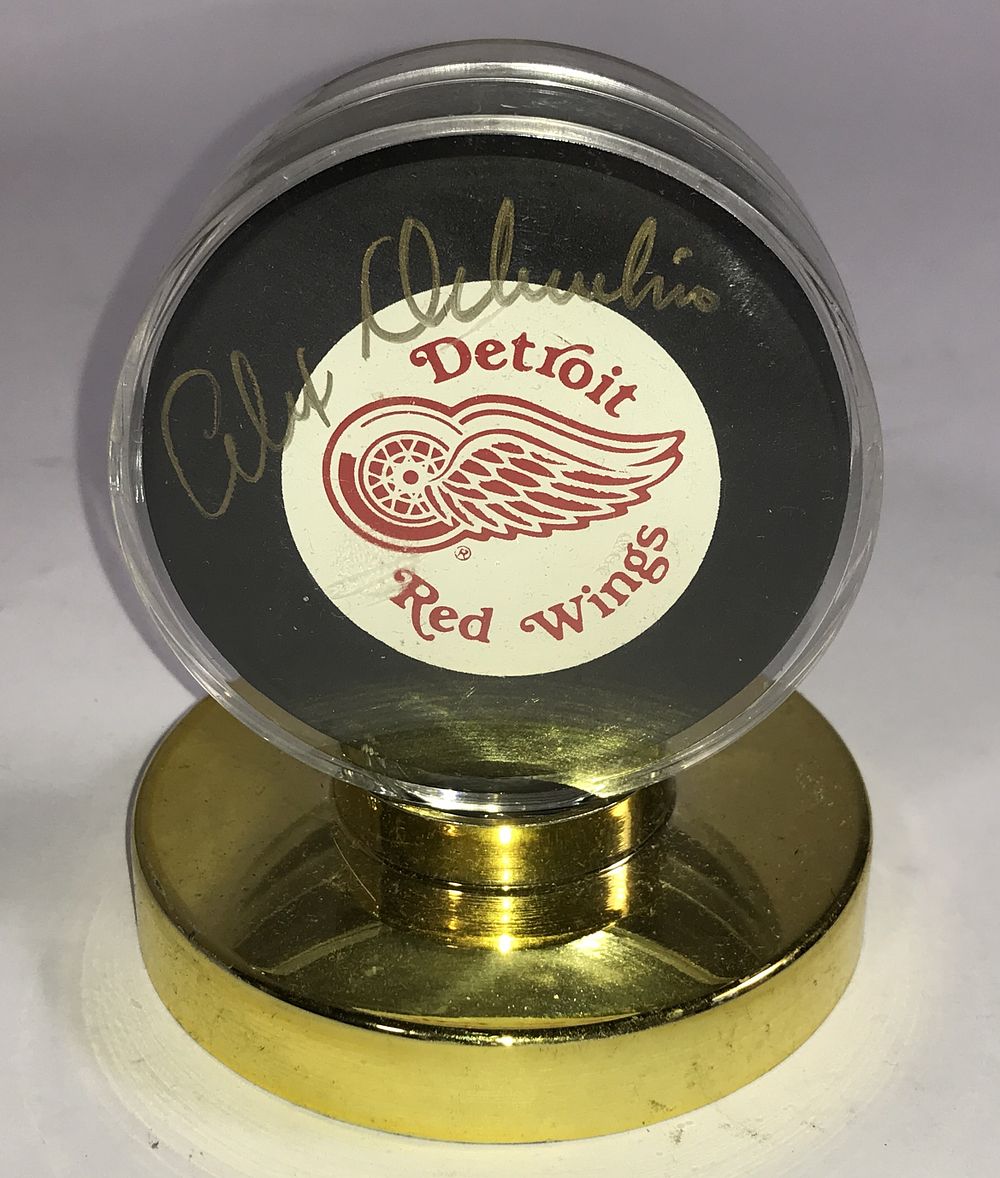 Lot 241b: Autographed hockey puck Alex Delvecchio
