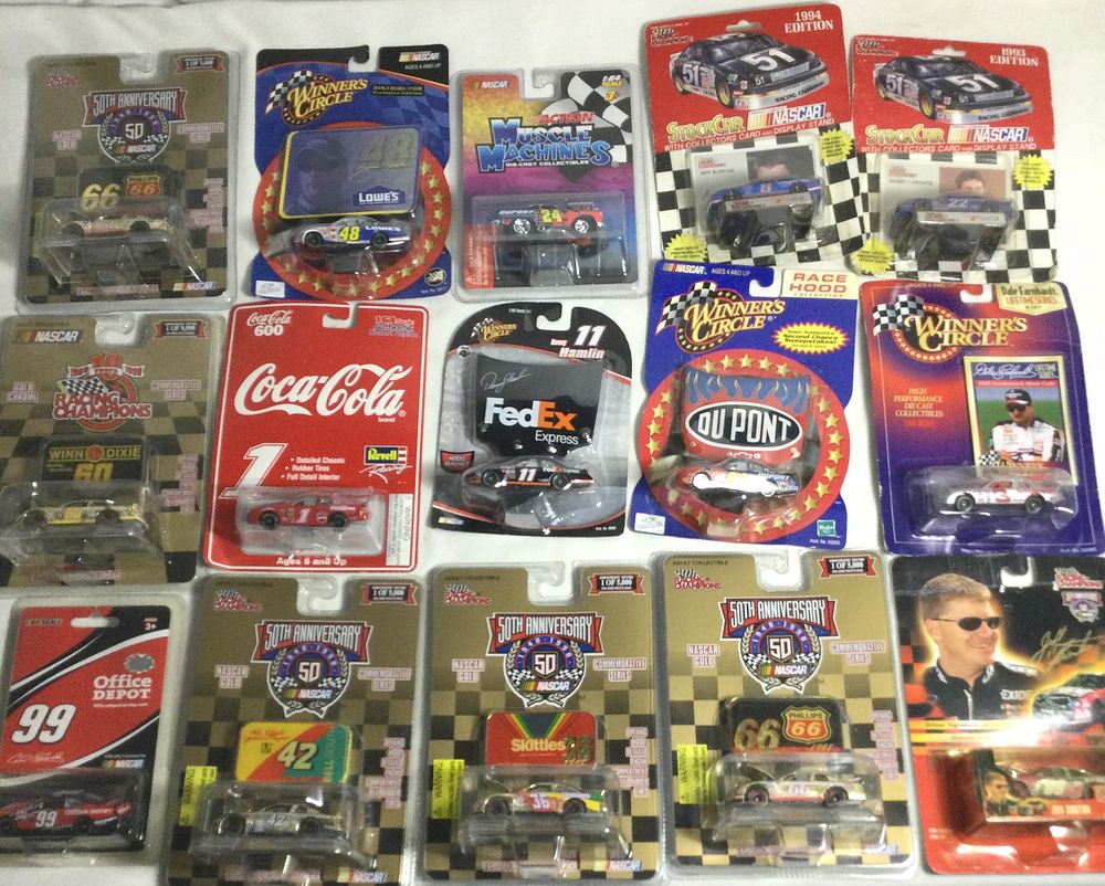 Lot 1261: 15 Die Cast 1:64 Scale Racing Cars New in Package