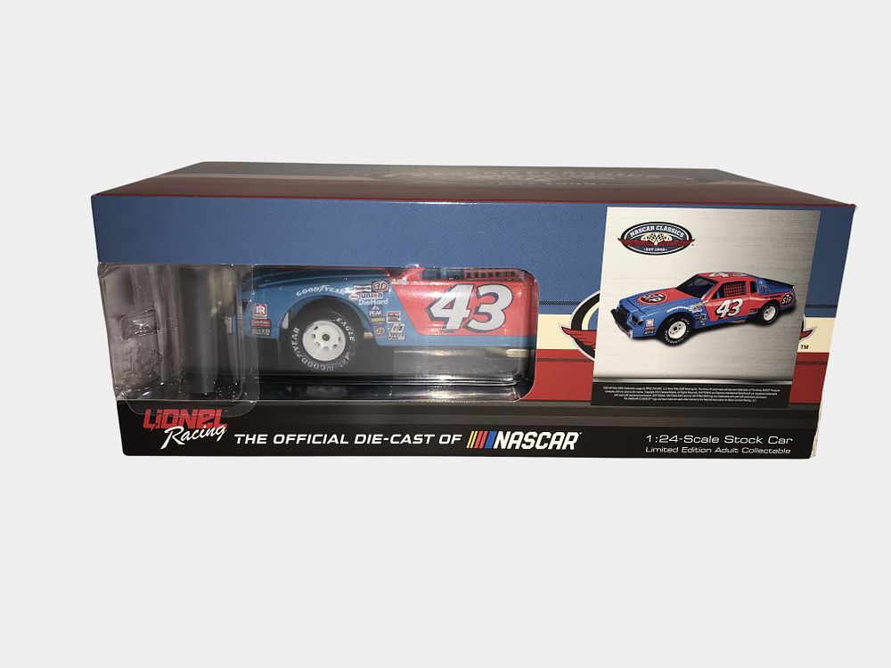 Lot 582: Lionel Racing Action Racing Collectables NASCAR Classics Richard Petty Autographed 1981 Buick Daytona 500 Win