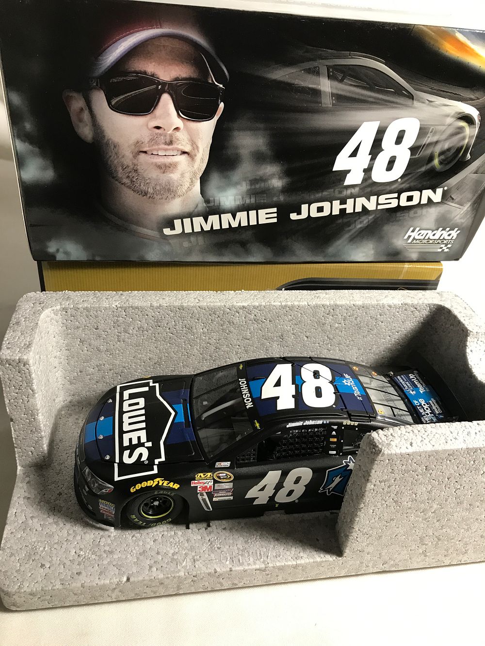 Lot 27: Lionel Racing Jimmie Johnson 2015 SS LE