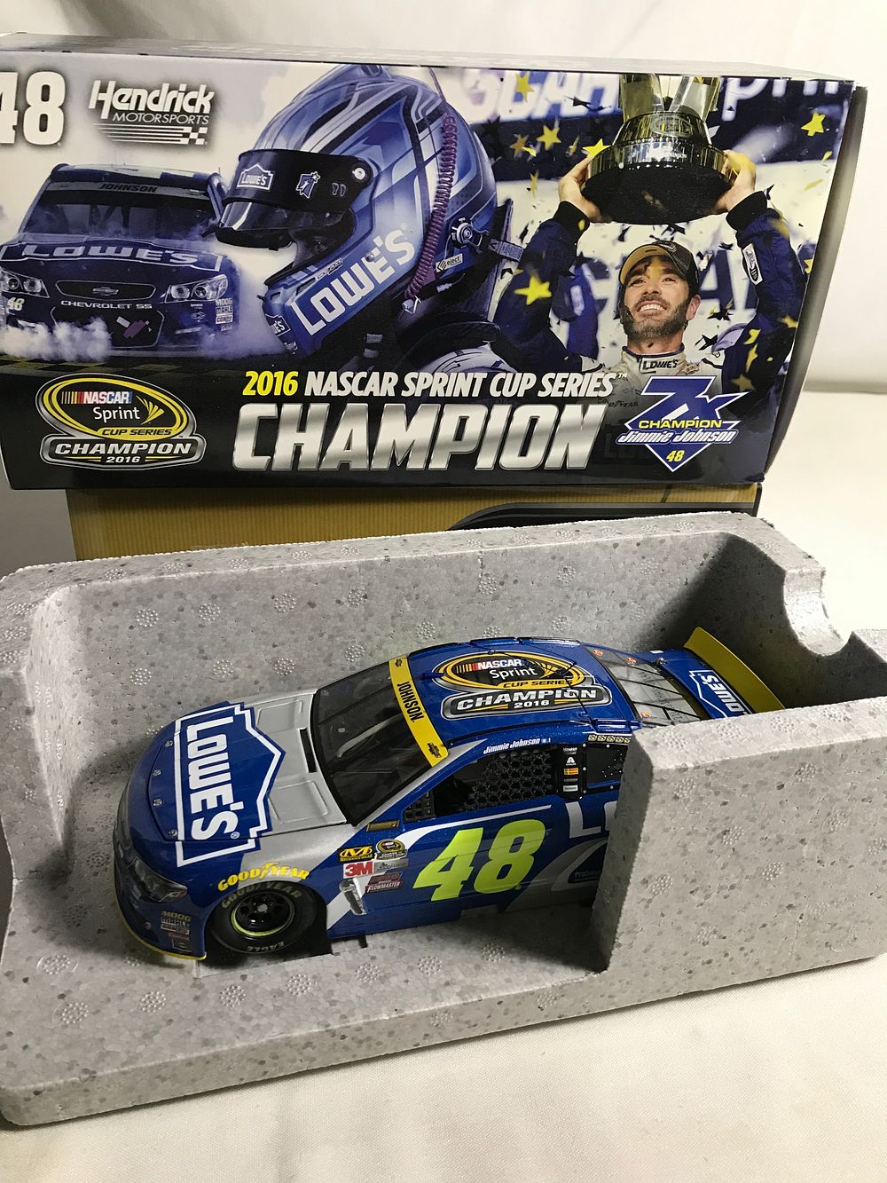 Lot 29: Lionel Racing Jimmie Johnson 7X Champ