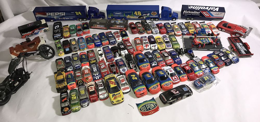 Lot 694: Large NASCAR Collection :1:64 cars, transporters &