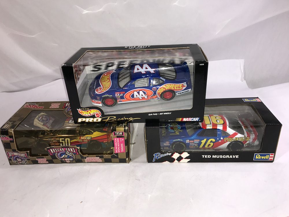 Lot 822: NASCAR DieCast 1:24 stock car collection (3 total)