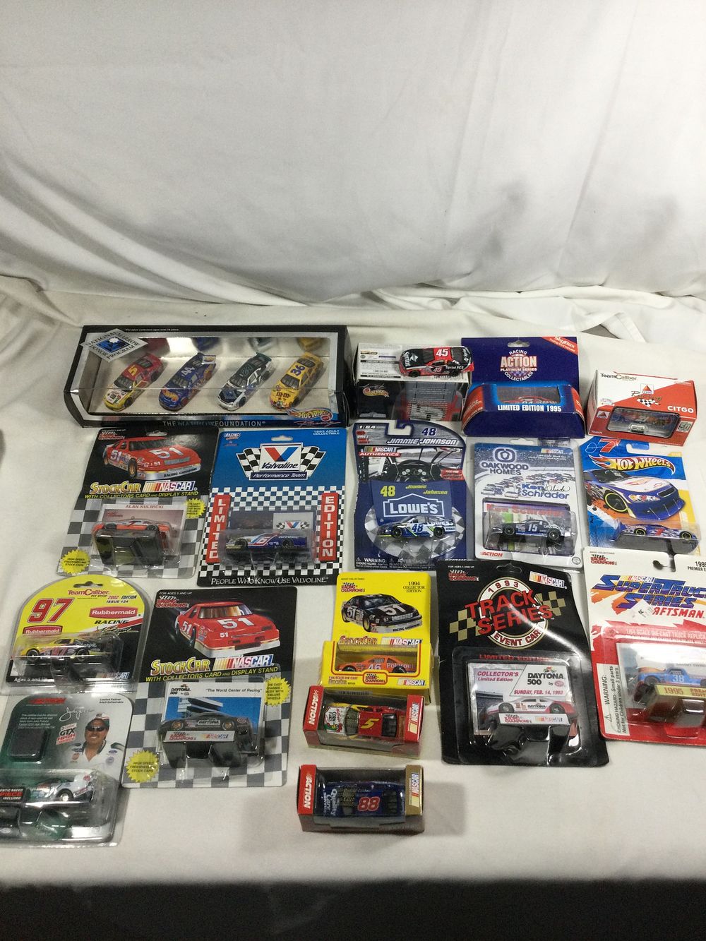 Lot 1365: 1:64 scale die cast  race cars all sealed (20)