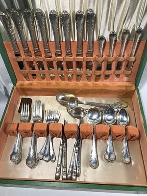 Sterling Silverware Set LUNT. Includes 16 dinner spoons (420g), 8 soup spoons (300g), 8 Seafood 