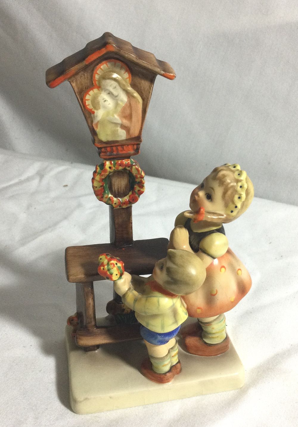 Lot 150o: Hummel 23/1 "Adoration" in very good condition
