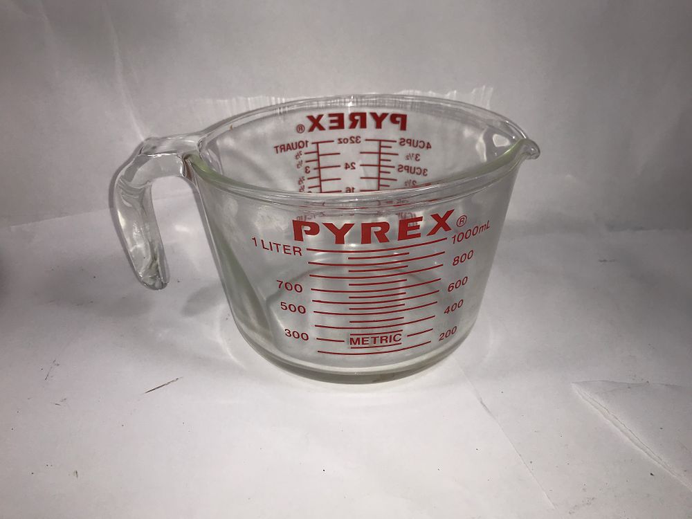Lot 275: PYREX 1 Liter Glass Measuring Pourer
