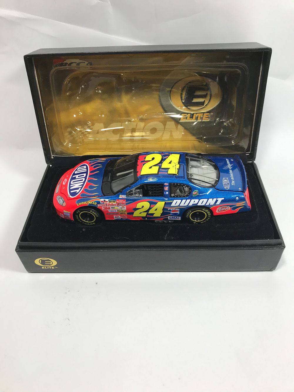 Lot 1011: Jeff Gordon #24 DuPont 1:32 Scale Diecast Car