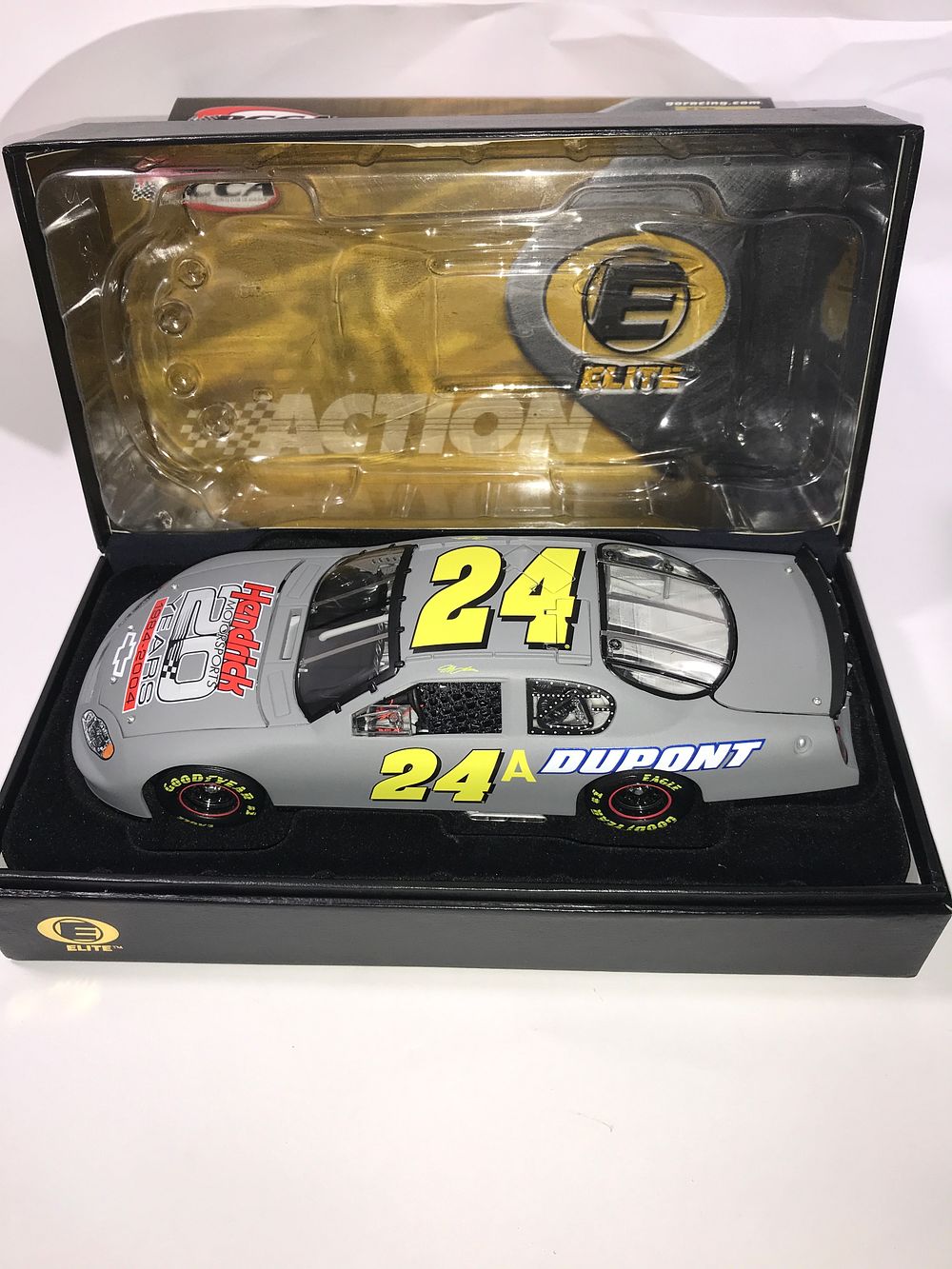 Lot 1093: Jeff Gordon #24 DuPont Test Car 2004 Elite