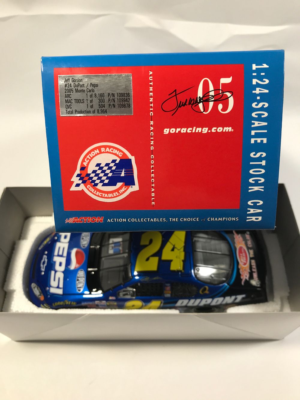Lot 1105: Jeff Gordon #24 DuPont Pepsi 2005 Monte Carlo