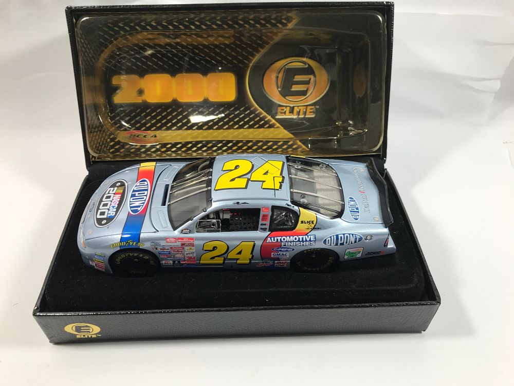 Lot 1118: Jeff Gordon #24 DuPont NASCAR 2000 Elite