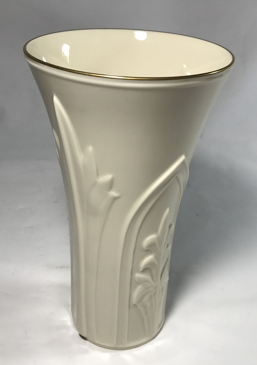 Lot 47: Lenox Corinthian Vase - 9 1/2 inches tall