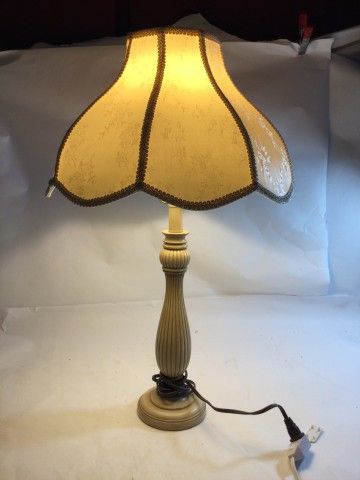 Lot 110: Vintage Table Lamp Featuring Fluted Base