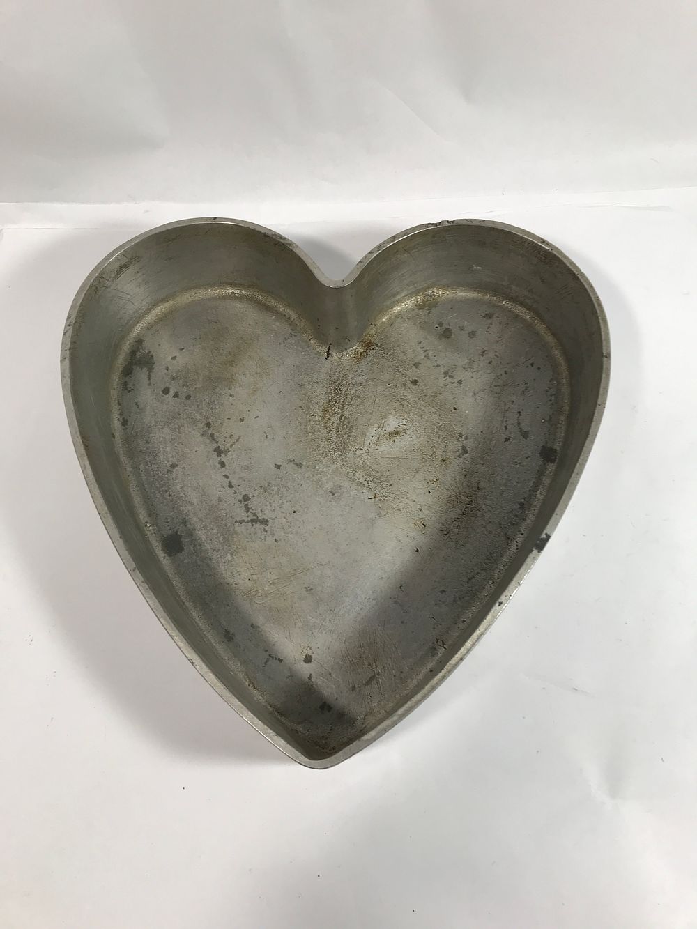 Lot 241: Vintage Cast Heart Cake Pan