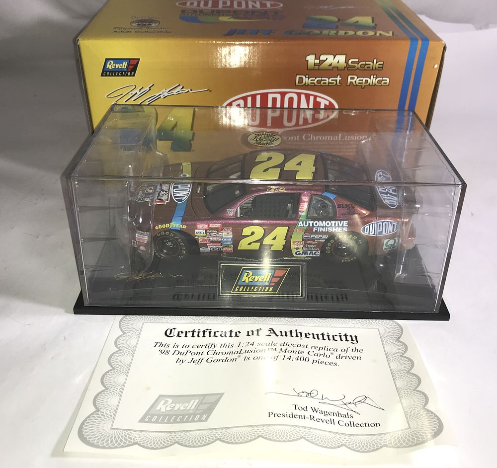Lot 542: Jeff Gordon #24 DuPont Chromalusion 1998