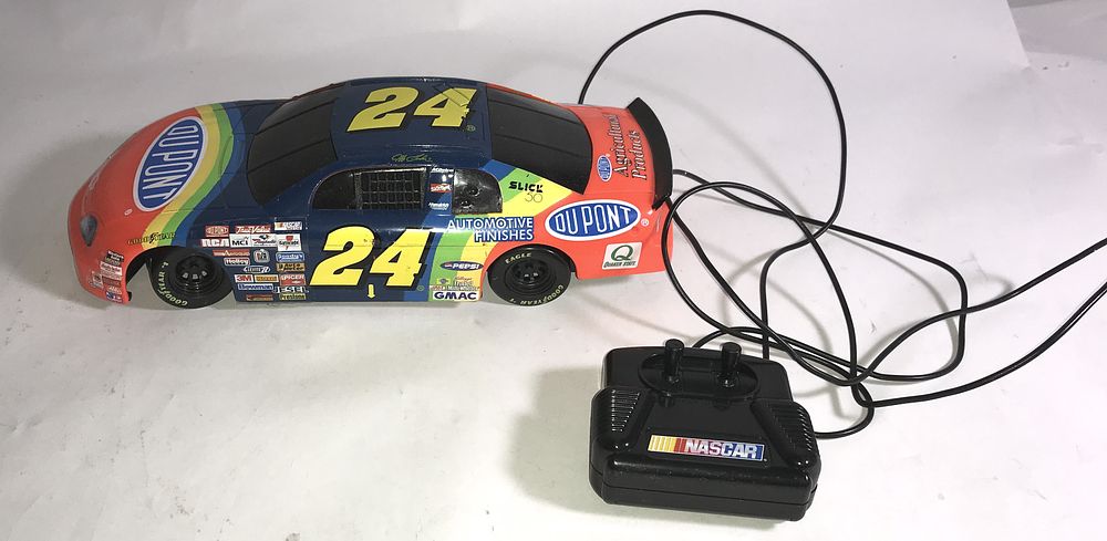 Lot 599: Jeff Gordon Remote Control 1:18 scale car