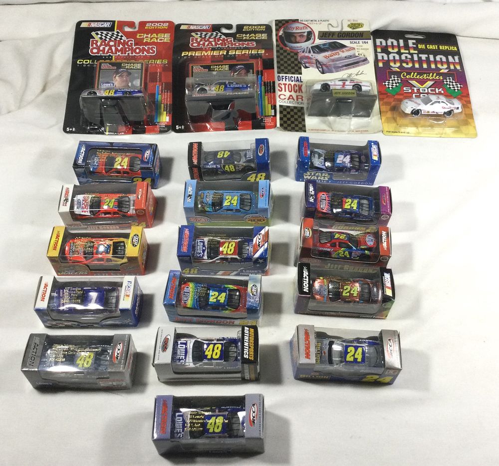 Lot 606: 20 Race Cars in Sealed Packages 1:64 scale