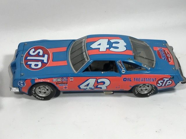 Lot 709: Richard Petty #43 Race Car Franklin Mint 1992