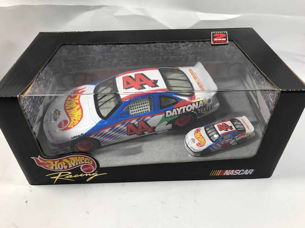 Lot 739: Hot Wheels Racing 1999 NASCAR #44 Special 2-pack