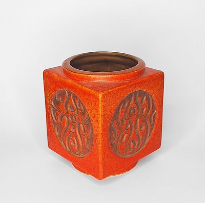 קרמית - קרמית. אגרטל קרמיקה ישראלית תוצרת קרמית, בעל מבנה קובייה סימטרי, צבוע בכתום/אדום, לצד 