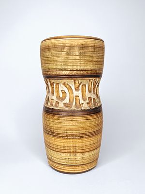 ברור חיל - ברור חיל. אגרטל קרמיקה ישראלית תוצרת ברור חיל, צבוע בגרדיינט של צבעי מדבר, מוטיבים של 