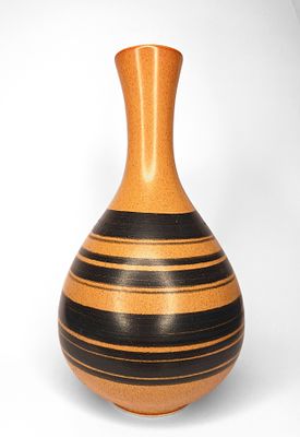 לפיד - לפיד. אגרטל קרמיקה ישראלית תוצרת לפיד, בצבעי כתום ושחור, תבנית לא שכיחה, מקושטת מעגלים 