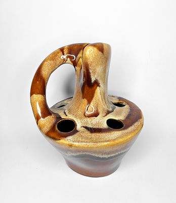 כד יד - כד יד. אגרטל קרמיקה ישראל תוצרת כד-יד, במקור לסידור פרחים, בצבעי קפוצ'ינו / מוקה, כאשר 