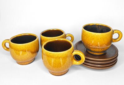 בית היוצר - בית היוצר. סט קרמיקה ישראלית המכיל 4 כוסות קפה ו4 תחתיות מתוצרת בית היוצר. חתומים 