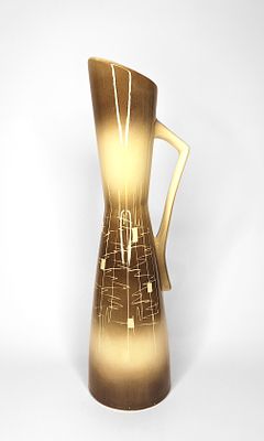 קדר - קדר. אגרטל קרמיקה ישראלית מרהיב תוצרת קדר, בצורת כד יין או משפך גבוה. העיטור הוא מופשט הנדסי 