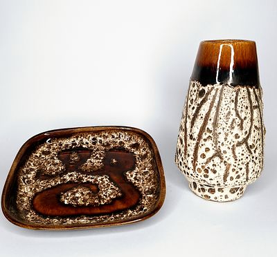 כדן - כדן. לוט שני כלי קרמיקה ישראלית תוצרת כדן. האחד, אגרטל בעל גלזורה חומה ומעליה טקסטורת אלמוגים 