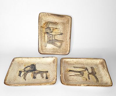 חרסה - חרסה. 3 מגשי קרמיקה ישראלית, תוצרת חרסה, מאותה תבנית, בעיטור מופשט מבית חיים עזז