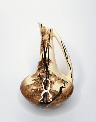 קרנת - קרנת. אגרטל קרמיקה ישראלית תוצרת קרנת, בתבנית הדומה לתבנית אשר קיימת בחרסה, מעוטרת בצמחיית 