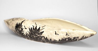 פלקרמיק - פלקרמיק. מגש קרמיקה ישראלית תוצרת פלקרמיק מהסדנה של אבנית. עבודה בעלת צורה של סירה ארוכה 