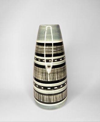 קדר - קדר. אגרטל קרמיקה ישראלית תוצרת קדר, בעל גלזורה ברקע תכלת אפרפר, עיטורים שמזכירים את סדרת 