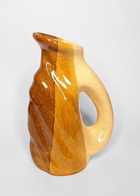 כד יד - כד יד. אגרטל קרמיקה ישראלית תוצרת כד-יד. גלזורה בעלת שלושה צבעים, בסגנון גלידת קרמל. צבעים 