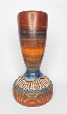 בית היוצר - בית היוצר. אגרטל קרמיקה ישראלית תוצרת בית היוצר, תבנית גדולה בעלת עיטור של גרדיינט 