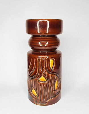 קרנת - קרנת. אגרטל קרמיקה ישראלית תוצרת קרנת, מהסדרה החומה המקושטת בצבעים וחריטות. כאן דוגמא מרהיבה 