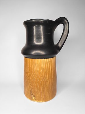 חרסה - חרסה. אגרטל קרמיקה ישראלית מתוצרת חרסה, בגווני שחור כתום, בעל חריטות אסימטריות לכל אורכו. 