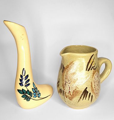 קרנת - קרנת. לוט קרמיקה ישראלית תוצרת קרנת, האחד מתבנית ברבור, גלזורה שמנת מבריקה ועיטורי צמחיה 