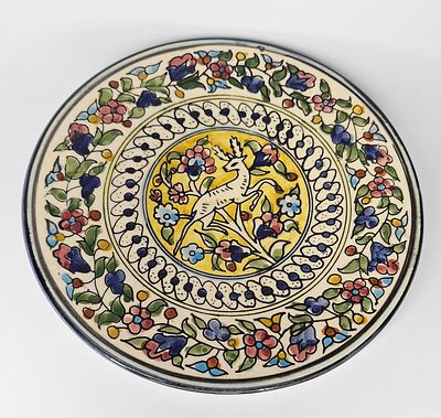 קרמיקה ארמנית - קרמיקה ארמנית. צלחת קרמיקה ארמנית, מעוטרת באיורי פרחים וצמחייה, סביב איילה במרכז