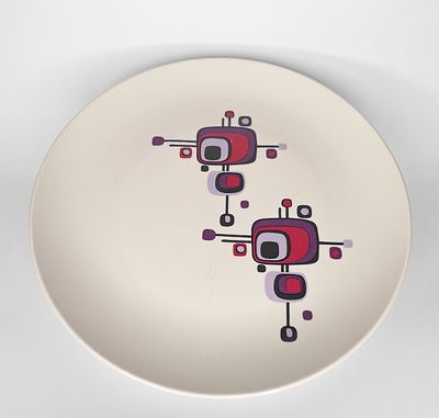 נעמן - נעמן. צלחת קרמיקה ישראלית, תוצרת נעמן מסדרת הטלויזיה בסגול. צלחת הגשה לעוגה. חתום