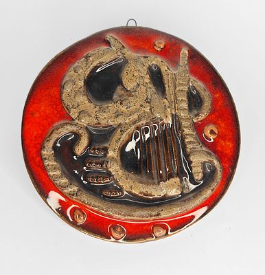 זוהר גורי - זוהר גורי. פלאק קרמיקה ישראלית לתלייה, תוצרת הקרמיקאית זהר גורי. עיצוב מופשט מוסיקלי על 