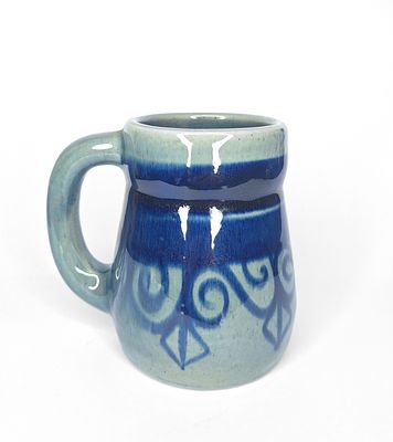 בית היוצר - בית היוצר. מאג קרמיקה ישראלית, תוצרת בית היוצר, בעיטור אוריינטלי כחול. חתום