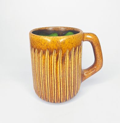 בית היוצר - בית היוצר. כוס בירה קרמיקה ישראלית, תוצרת בית היוצר, מעוטר בגלזורה כתומה, מעט מנומרת 